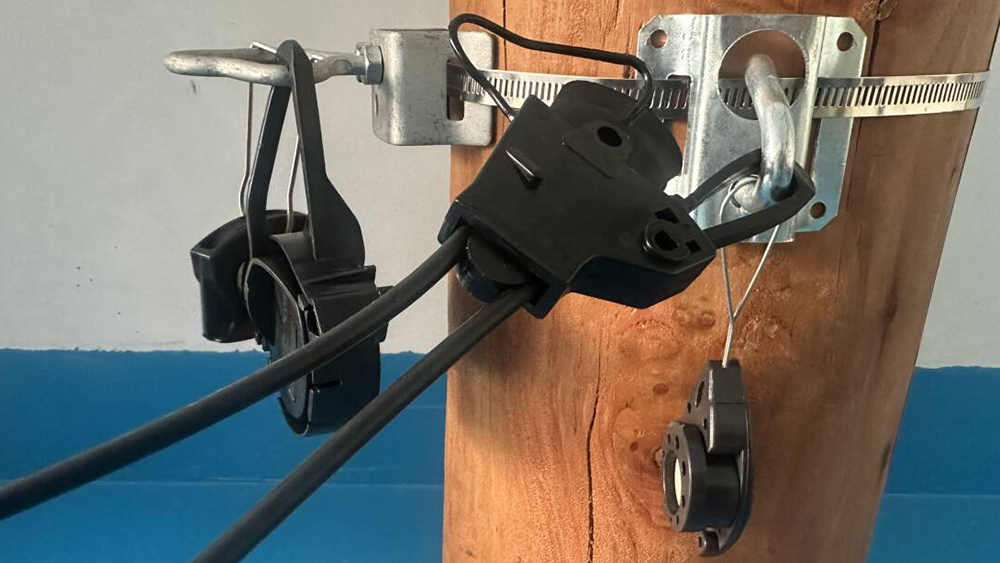 2.5-5mm FTTH Drop Cable Anchoring Clamp for Round Cables Outdoor Pole Mount Hardware